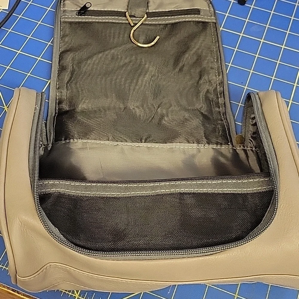 IZOD Gray/Brown Hanging Toiletry  Bag 4 Pockets 14 wide x 3.5 x 7 zip & 15 Unzip